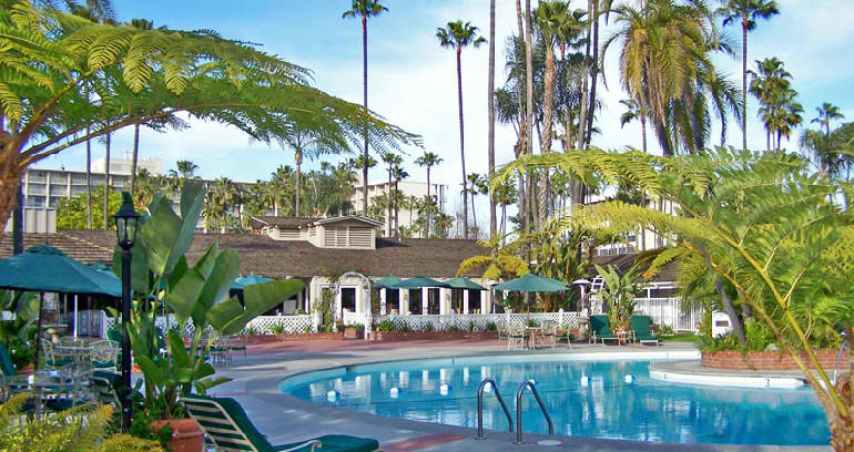 Town and Country Resort & Convention Center Town-Country-theresort_trellisespool-3